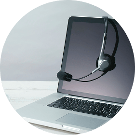 パソコンでオンライン相談している様子